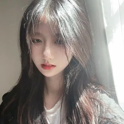 小鬼头上的女人